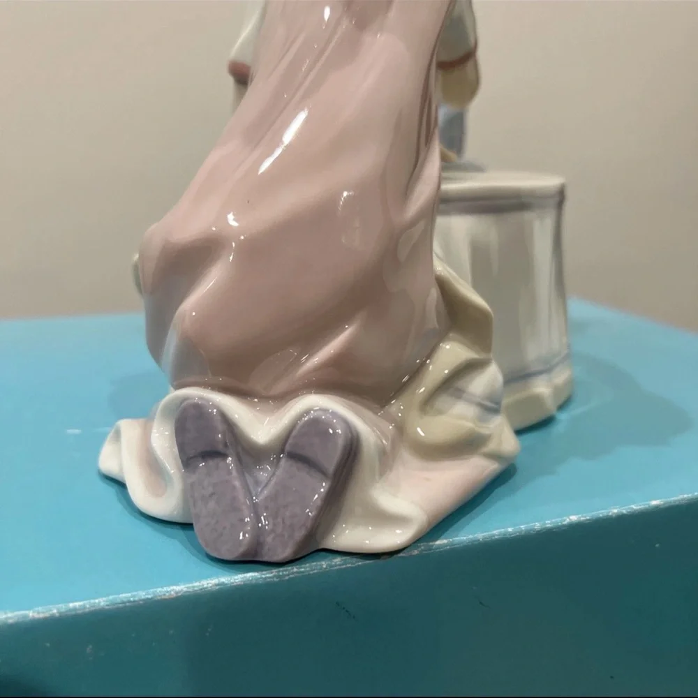 NEW LLADRO TEA TIME GIRL FIGURINE BRAND NEW IN BOX